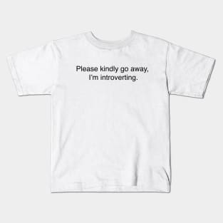 Please kindly go away, I’m introverting. Kids T-Shirt